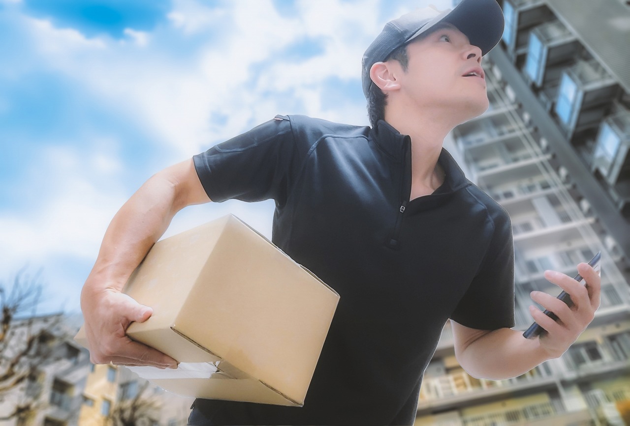 甲府市で荷物を届ける男性配送ドライバー